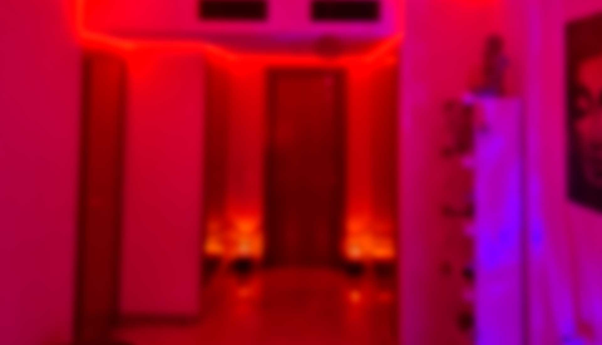 Sala principal de Llunasensity en Valencia, con luz cálida y camilla preparada
